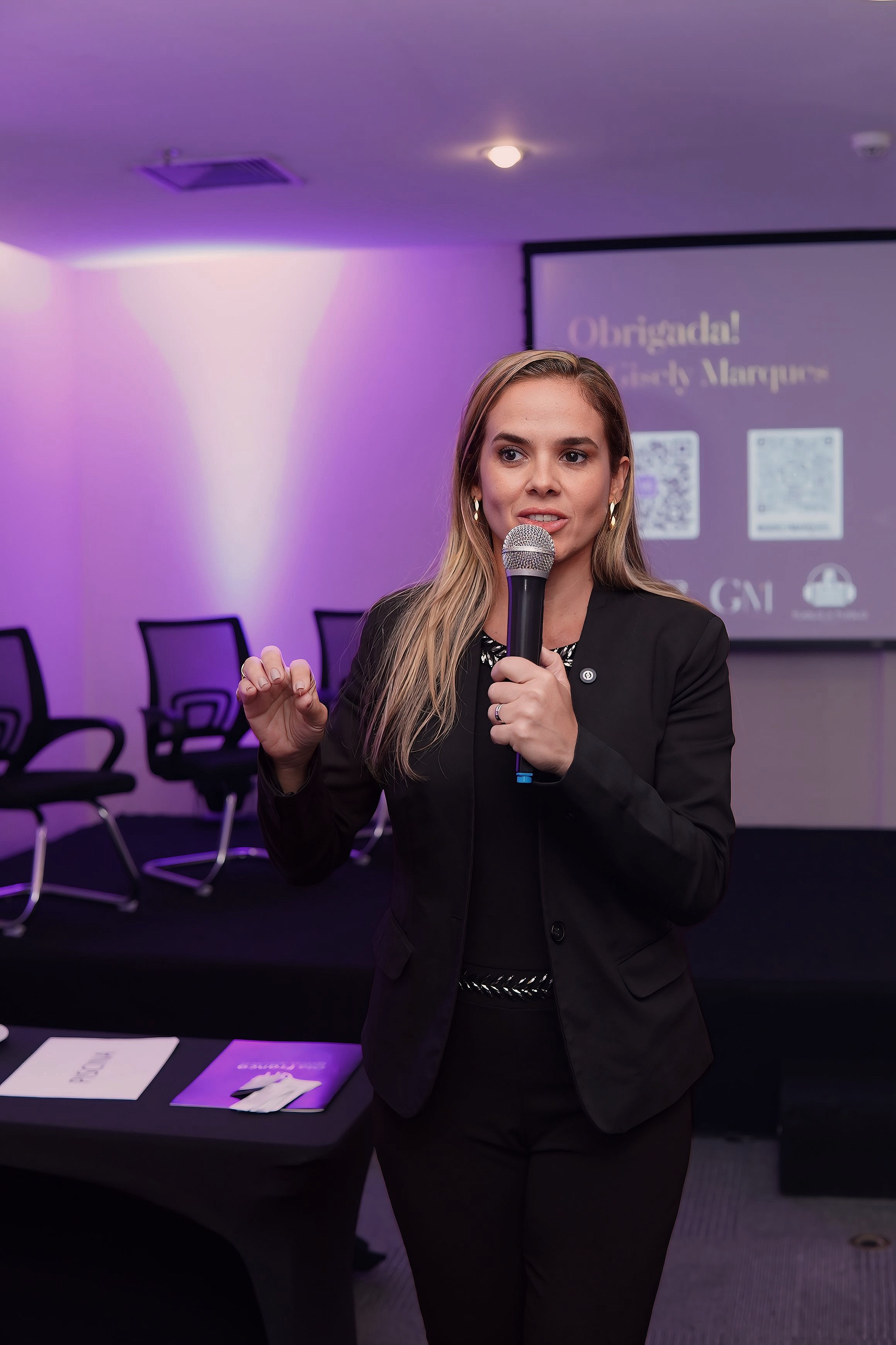 Gisely Marques palestrando sobre o mercado imobiliário de alto padrão